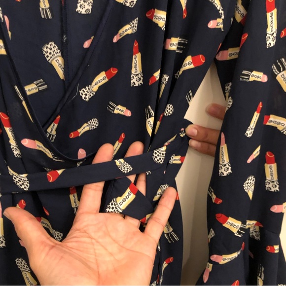 NWT New Bebe Denise Rufffled Navy Blue Wrap Dress Lipstick Print Sz  10 - Picture 13 of 16